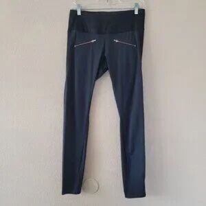 Black Leggings with Zipper Accents